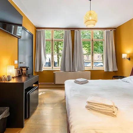 Lake Suites Bed & Breakfast 3*